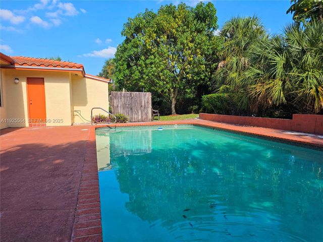 1327 NW 87th Ter, Coral Springs, FL 33071