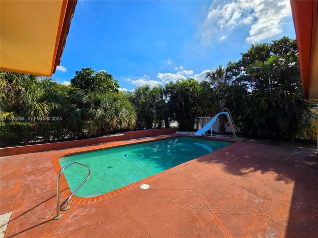 1327 NW 87th Ter, Coral Springs, FL 33071
