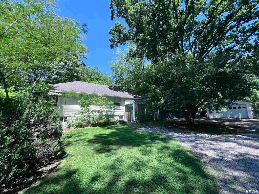 1312 W SYCAMORE Street, Carbondale, IL 62901