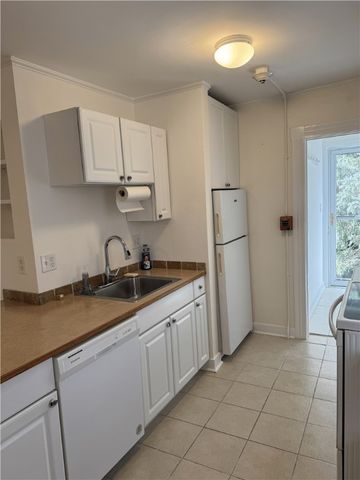 5 Whitwell Avenue B, Newport, RI 02852