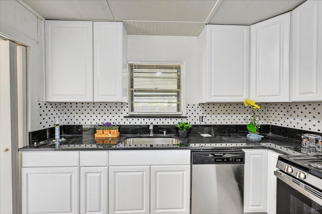 302 E 10th Street, Bonham, TX 75418