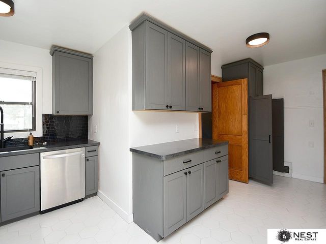 2140 S 33 Street, Lincoln, NE 68506