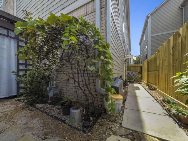 5502 Rose Street, Houston, TX 77007