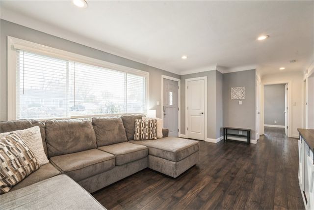 1135 Crestview Dr. SE, Cedar Rapids, IA 52403