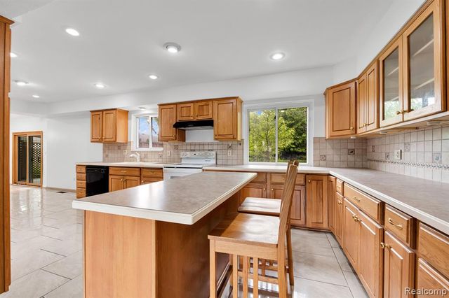 33735 Kennedy Drive, Sterling Heights, MI 48310