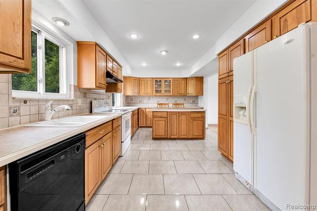 33735 Kennedy Drive, Sterling Heights, MI 48310