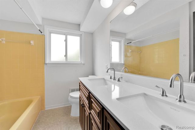 33735 Kennedy Drive, Sterling Heights, MI 48310