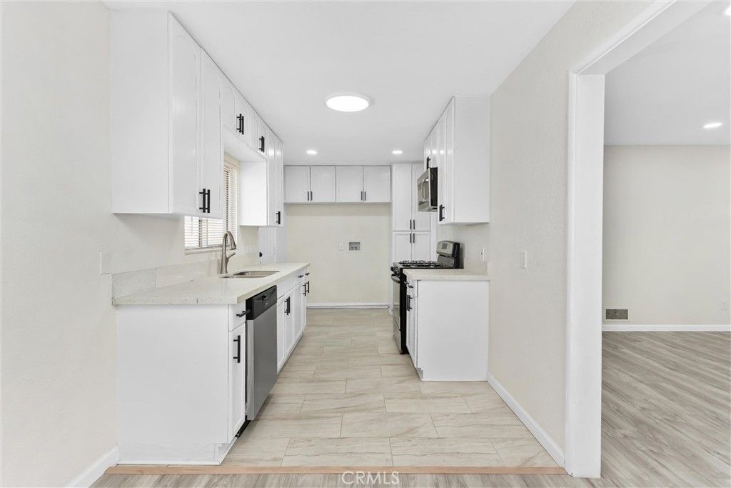 Image 11 of property listing at 15944 Wintun Road, Apple Valley, CA 92307