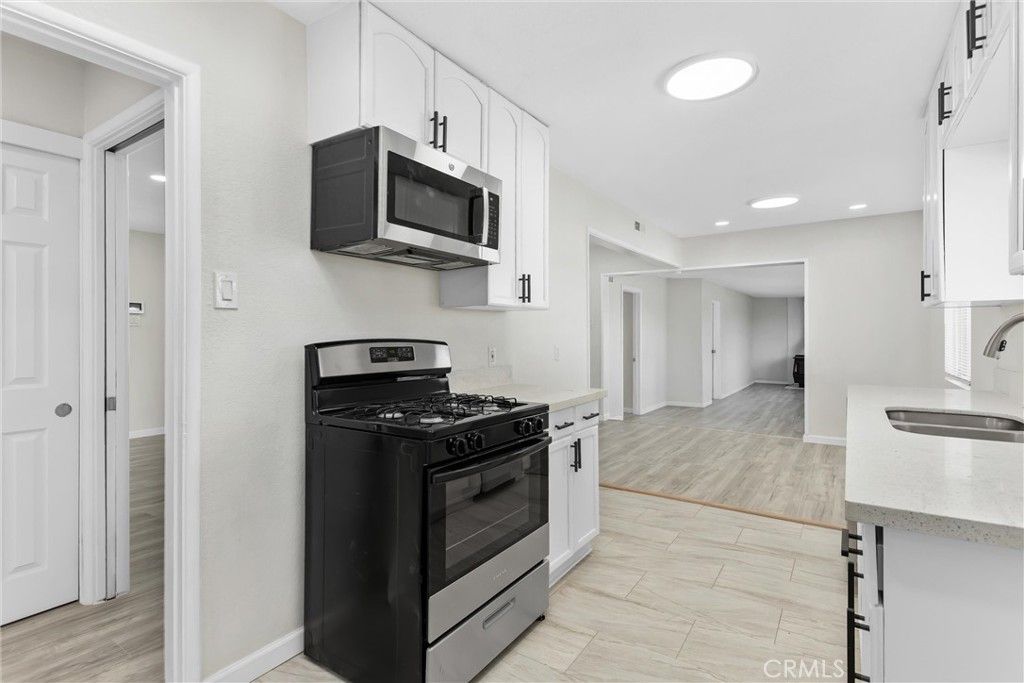 Image 13 of property listing at 15944 Wintun Road, Apple Valley, CA 92307