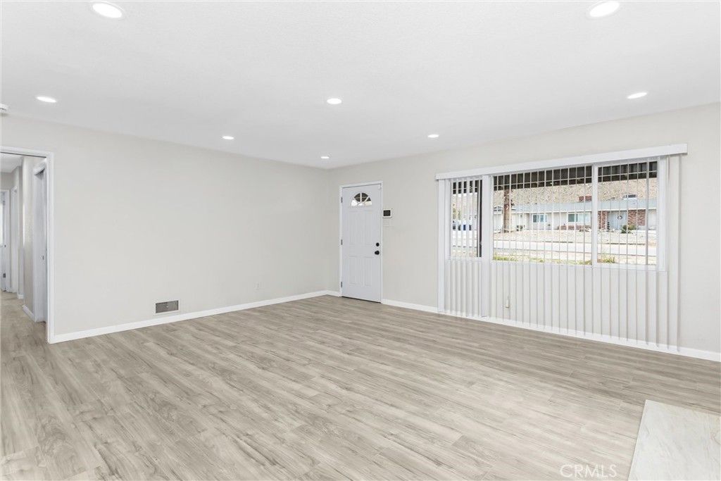 Image 6 of property listing at 15944 Wintun Road, Apple Valley, CA 92307