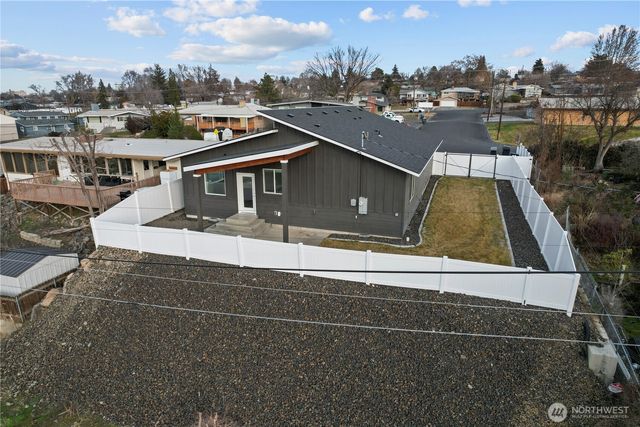 1122 W Ashley Way, Moses Lake, WA 98837