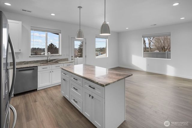 1122 W Ashley Way, Moses Lake, WA 98837