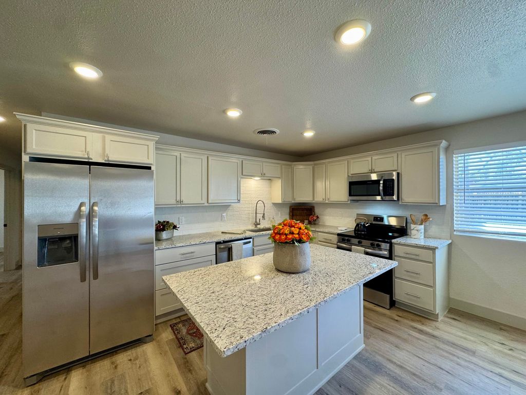 3102 Aberdeen Avenue, Lubbock, TX 79407