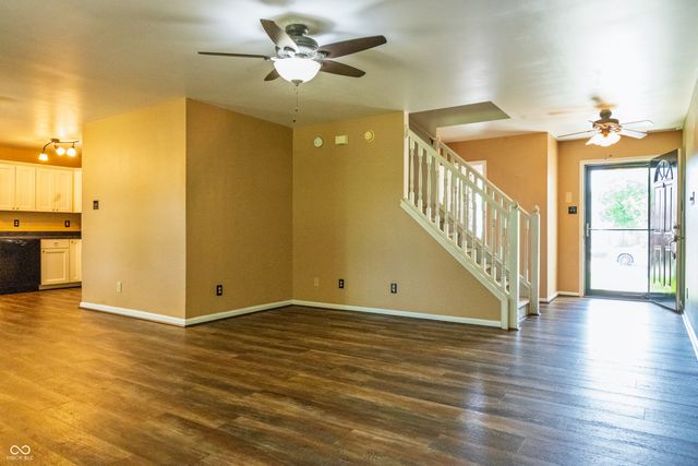 2154 Summer Breeze Way, Greenwood, IN 46143