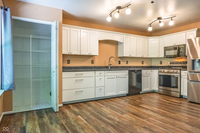 2154 Summer Breeze Way, Greenwood, IN 46143