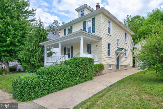 37 S CONSTITUTION AVE, New Freedom, PA 17349
