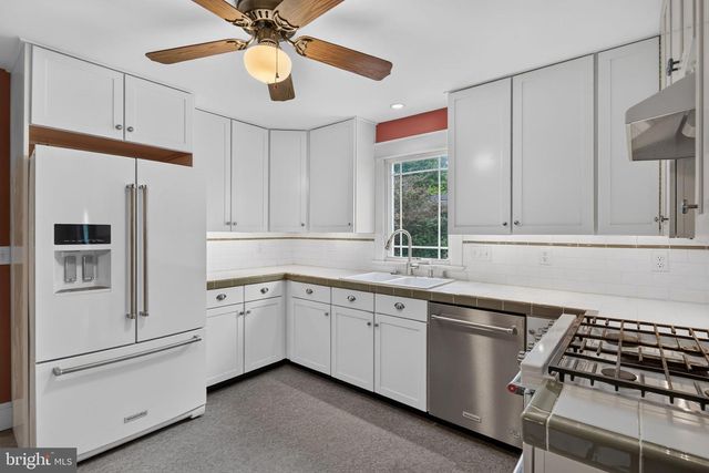 37 S CONSTITUTION AVE, New Freedom, PA 17349