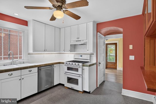 37 S CONSTITUTION AVE, New Freedom, PA 17349