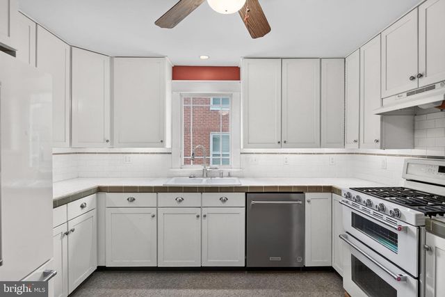 37 S CONSTITUTION AVE, New Freedom, PA 17349