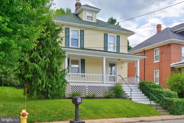 37 S CONSTITUTION AVE, New Freedom, PA 17349