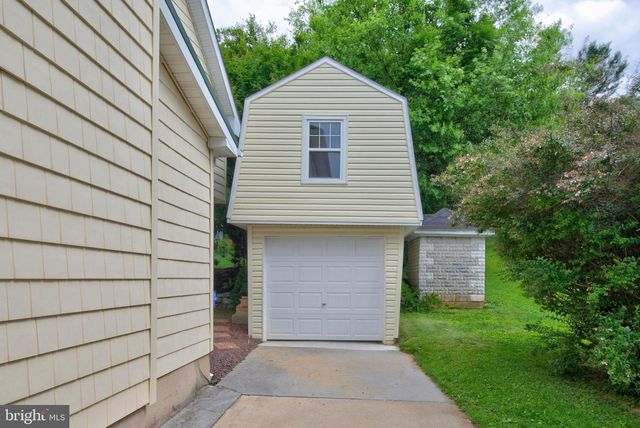 37 S CONSTITUTION AVE, New Freedom, PA 17349