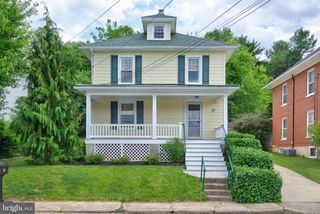 37 S CONSTITUTION AVE, New Freedom, PA 17349