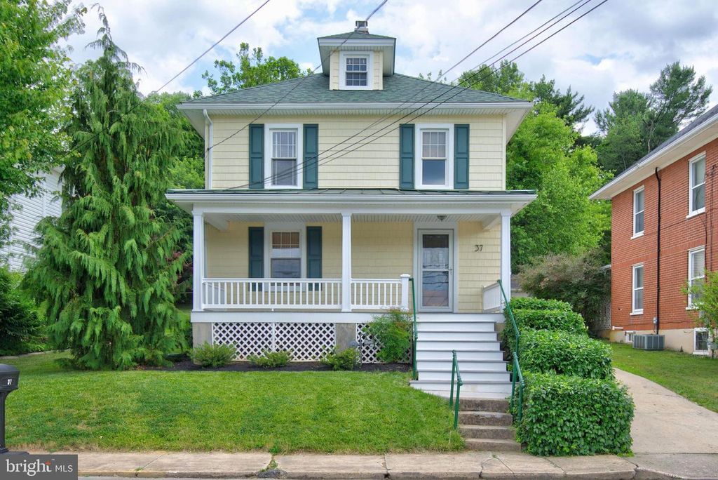 37 S CONSTITUTION AVE, New Freedom, PA 17349