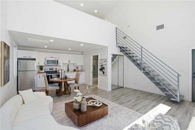 17721 Burbank, Encino (los Angeles), CA 91316