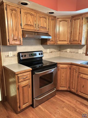 3101 SW Muirfield CT, Topeka, KS 66614