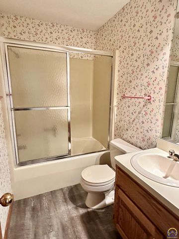 3101 SW Muirfield CT, Topeka, KS 66614