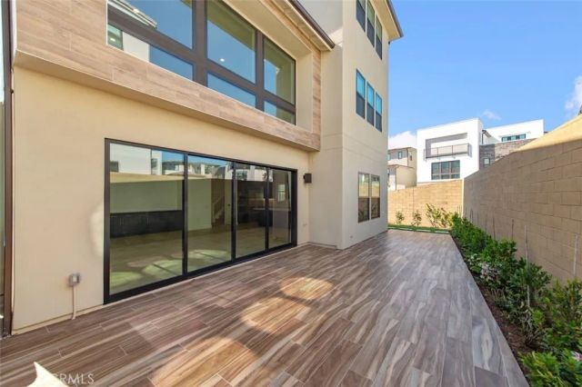 228 Stage, Irvine, CA 92618