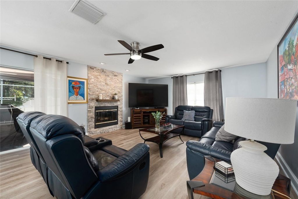 Image 10 of property listing at 13129 COG HILL WAY, Orlando, FL 32828