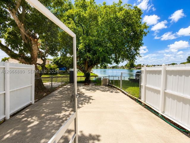 1720 W 75th St, Hialeah, FL 33014
