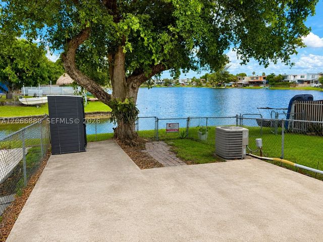 1720 W 75th St, Hialeah, FL 33014