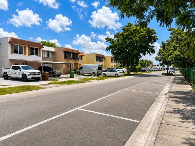 1720 W 75th St, Hialeah, FL 33014