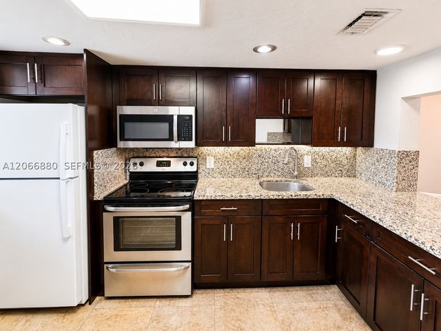 1720 W 75th St, Hialeah, FL 33014