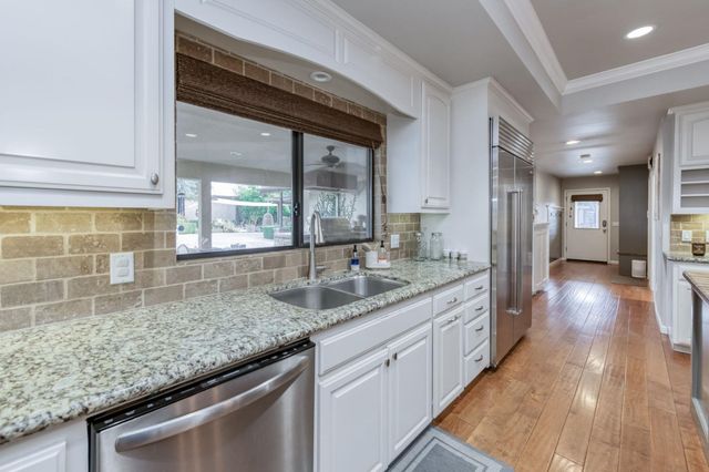 6090 Amber Avenue, Clovis, CA 93619