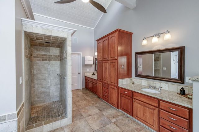 6090 Amber Avenue, Clovis, CA 93619