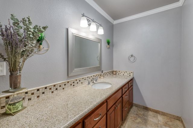 6090 Amber Avenue, Clovis, CA 93619