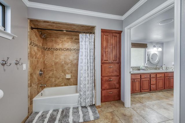 6090 Amber Avenue, Clovis, CA 93619