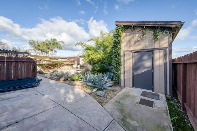 6090 Amber Avenue, Clovis, CA 93619