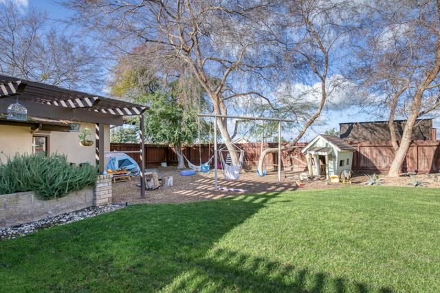 6090 Amber Avenue, Clovis, CA 93619