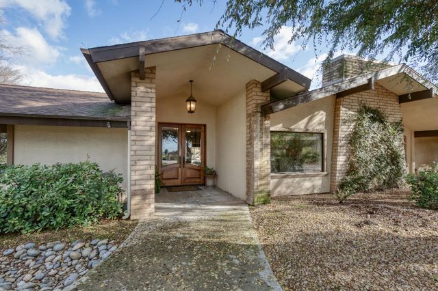 6090 Amber Avenue, Clovis, CA 93619