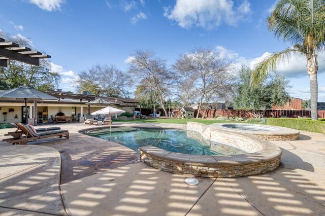 6090 Amber Avenue, Clovis, CA 93619