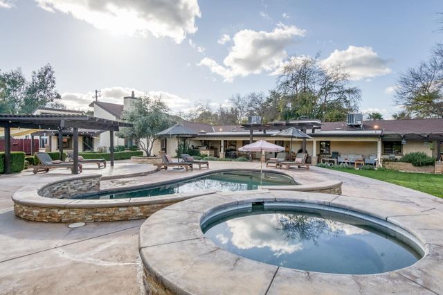 6090 Amber Avenue, Clovis, CA 93619