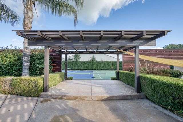 6090 Amber Avenue, Clovis, CA 93619