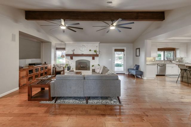 6090 Amber Avenue, Clovis, CA 93619