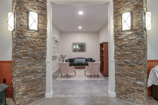 6090 Amber Avenue, Clovis, CA 93619