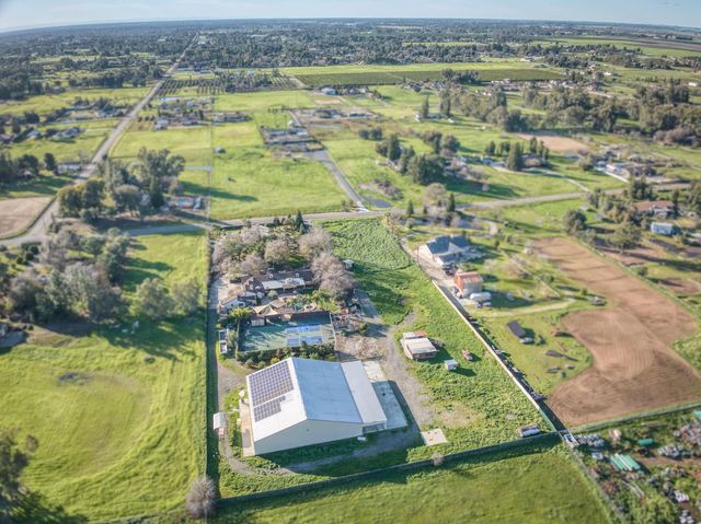 6090 Amber Avenue, Clovis, CA 93619