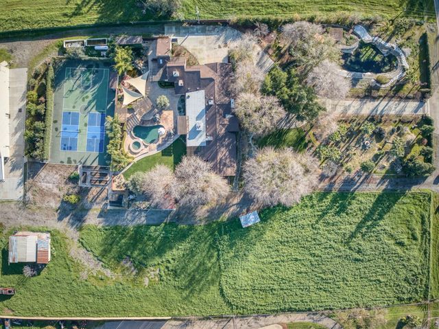 6090 Amber Avenue, Clovis, CA 93619